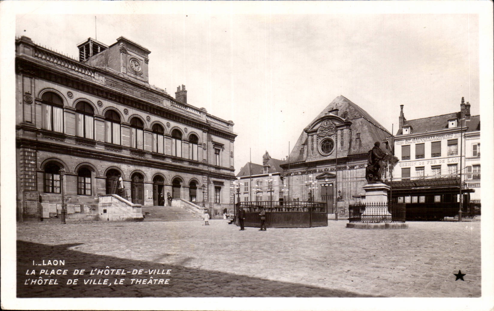Laon - La Place de l Hotel de Ville - Le Theatre - CPA 