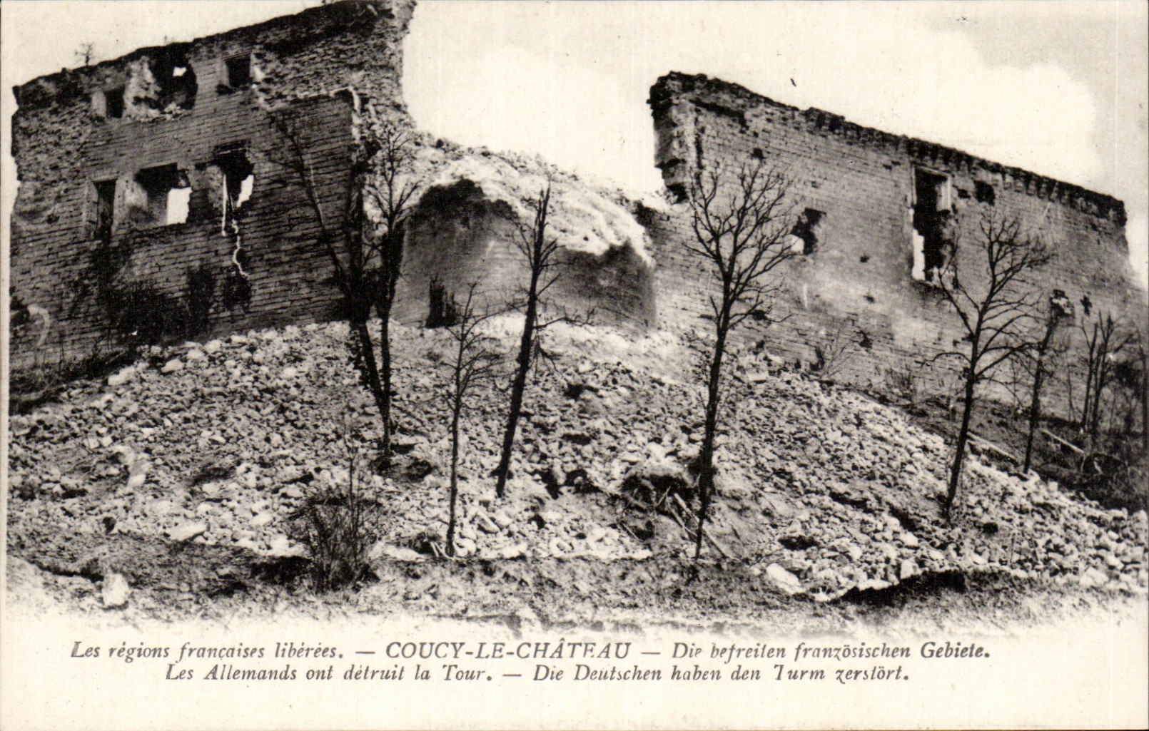Coucy-le-Château — Ruines du château détruit par les Allemands — texte trilingue