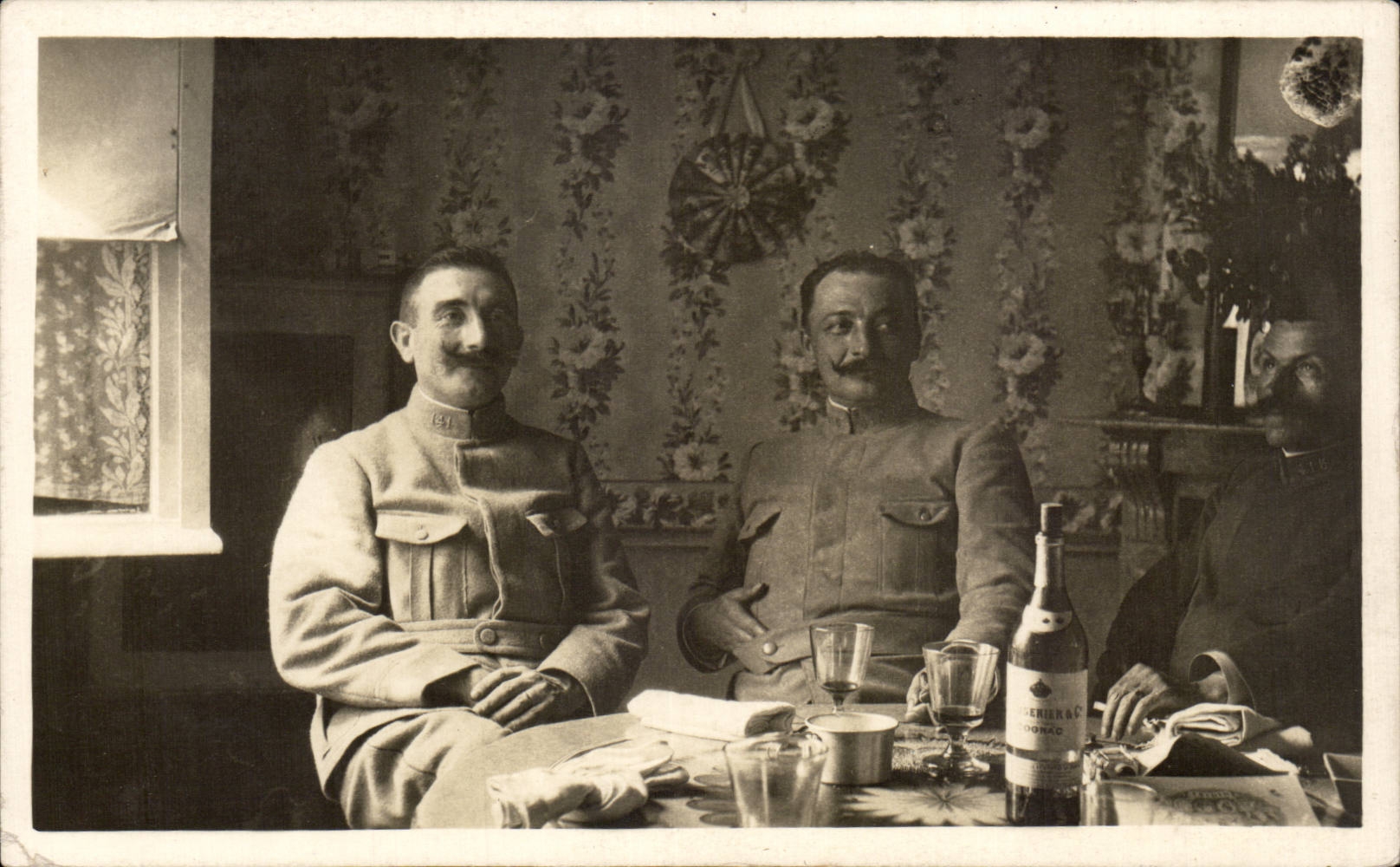 Drie mannen in uniform — interieur — onbekende uitgever