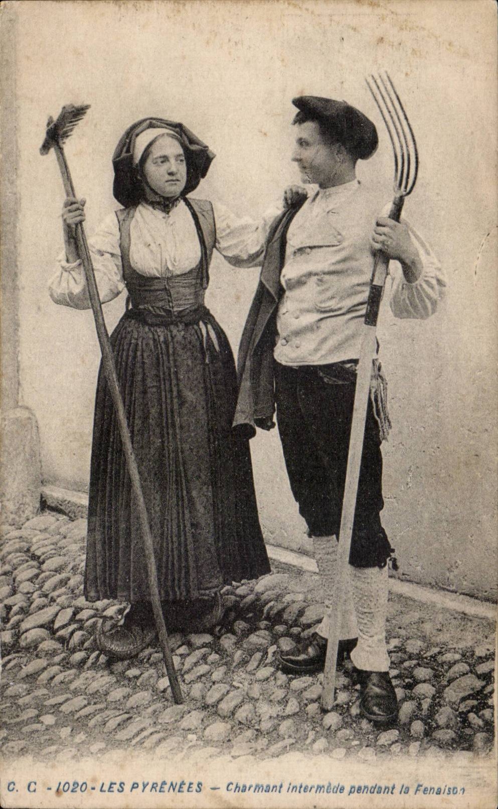 Folklore - Costumes - Charmant Intermede Paysans - CPA