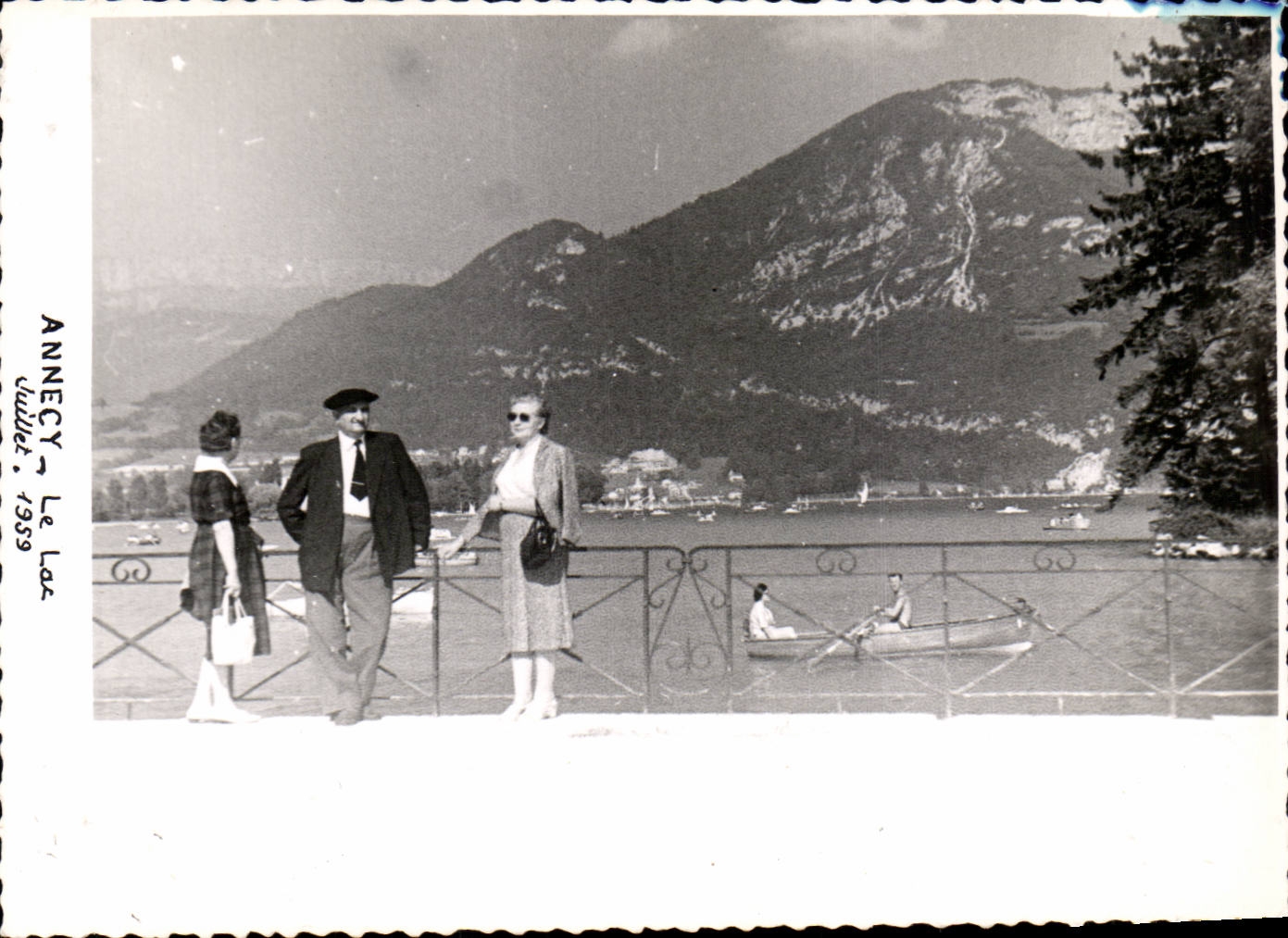 ANNECY - Le Lac — vue panoramique avec montagnes et bateau à rames — ANNECY Le Lac 1959