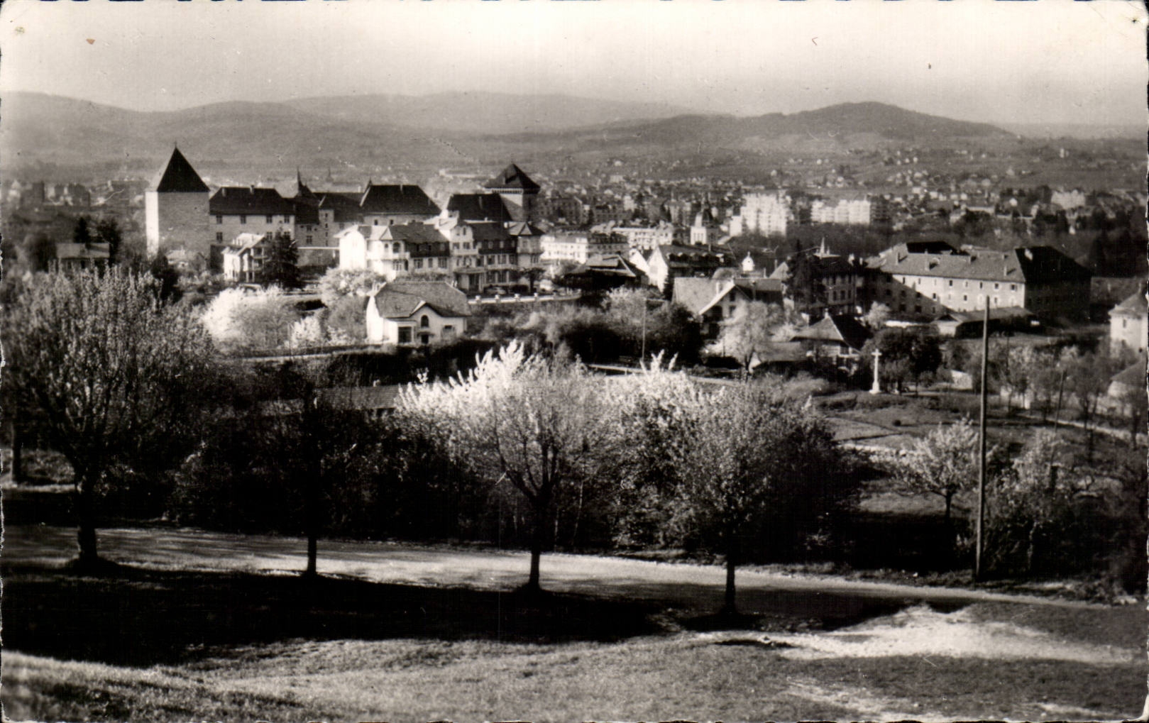 Annecy — Vue générale et Château des Ducs de Nemours — Éditions du Globe