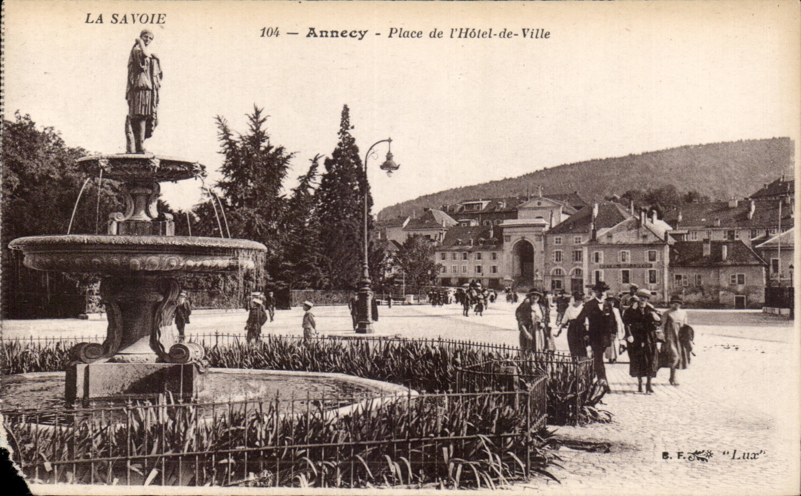 Annecy - Place de l'Hôtel-de-Ville — Fountain with statue — B.F. 'Lux' n°104