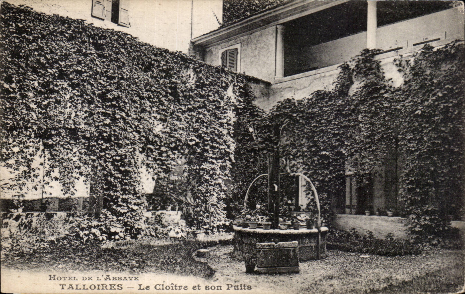 Talloires — L'Abbaye — Le Cloître et son Puits