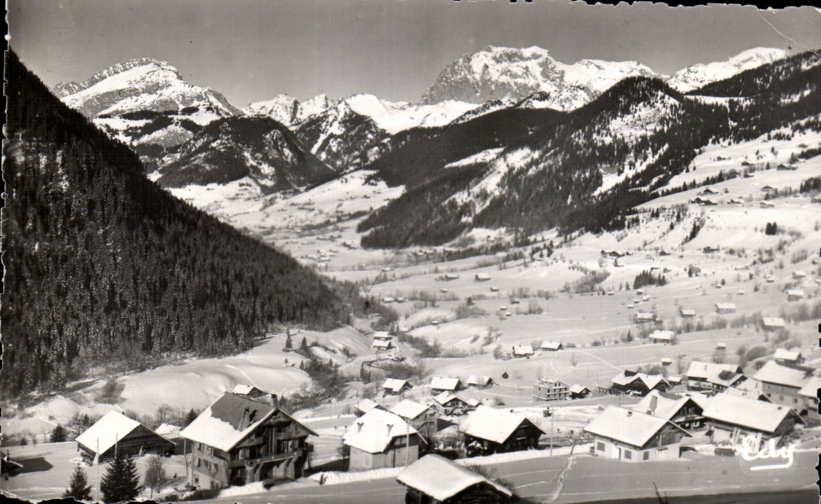 Châtel (Haute-Savoie) — panorama sur la station et la vallée dominée par le mont Chauffé et les Cornettes de Bise — Éditions « Ed. V. »