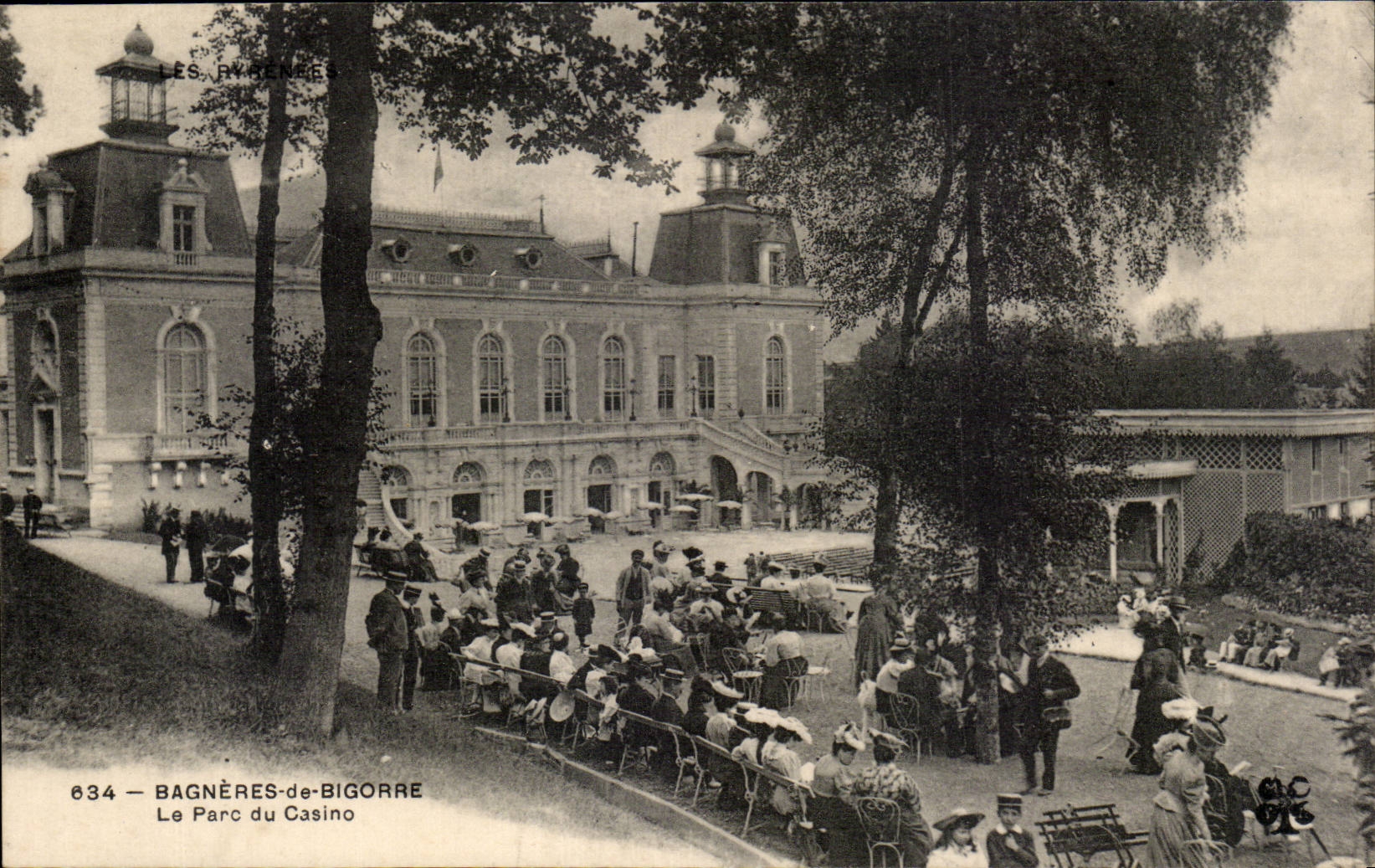 Bagnères-de-Bigorre — Le Parc du Casino — Éditeur CPAPHIL, n° 634