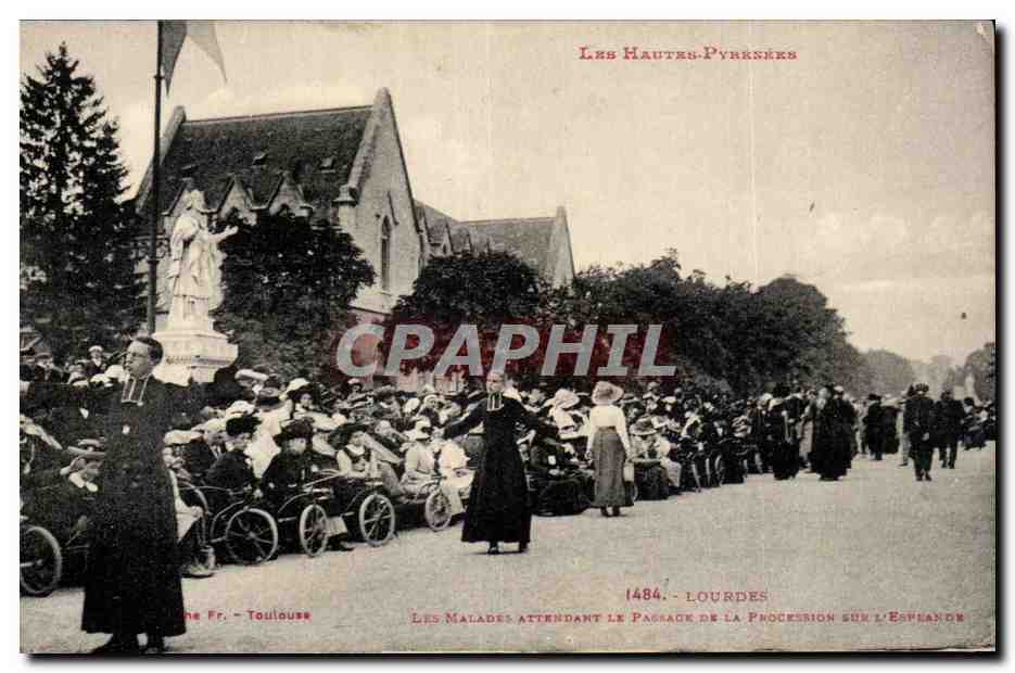 CPA Lourdes Les malades attendant le passage de la procession sur l esplanade