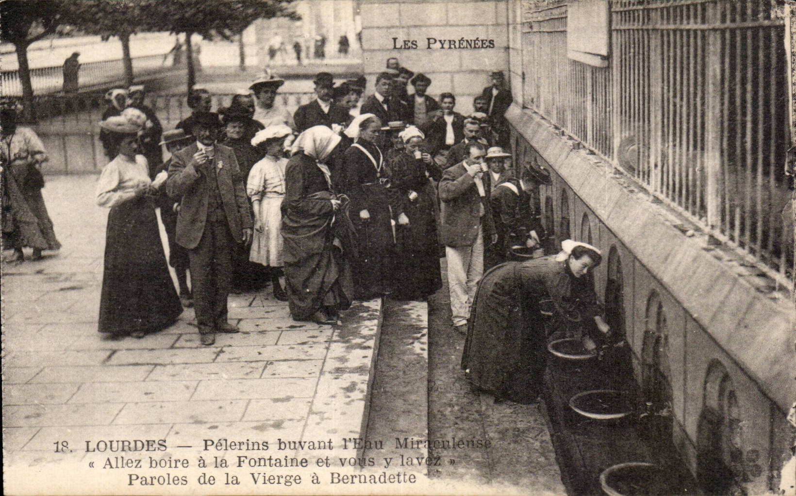 CPA Lourdes Pelerins buvant l eau miraculeuse