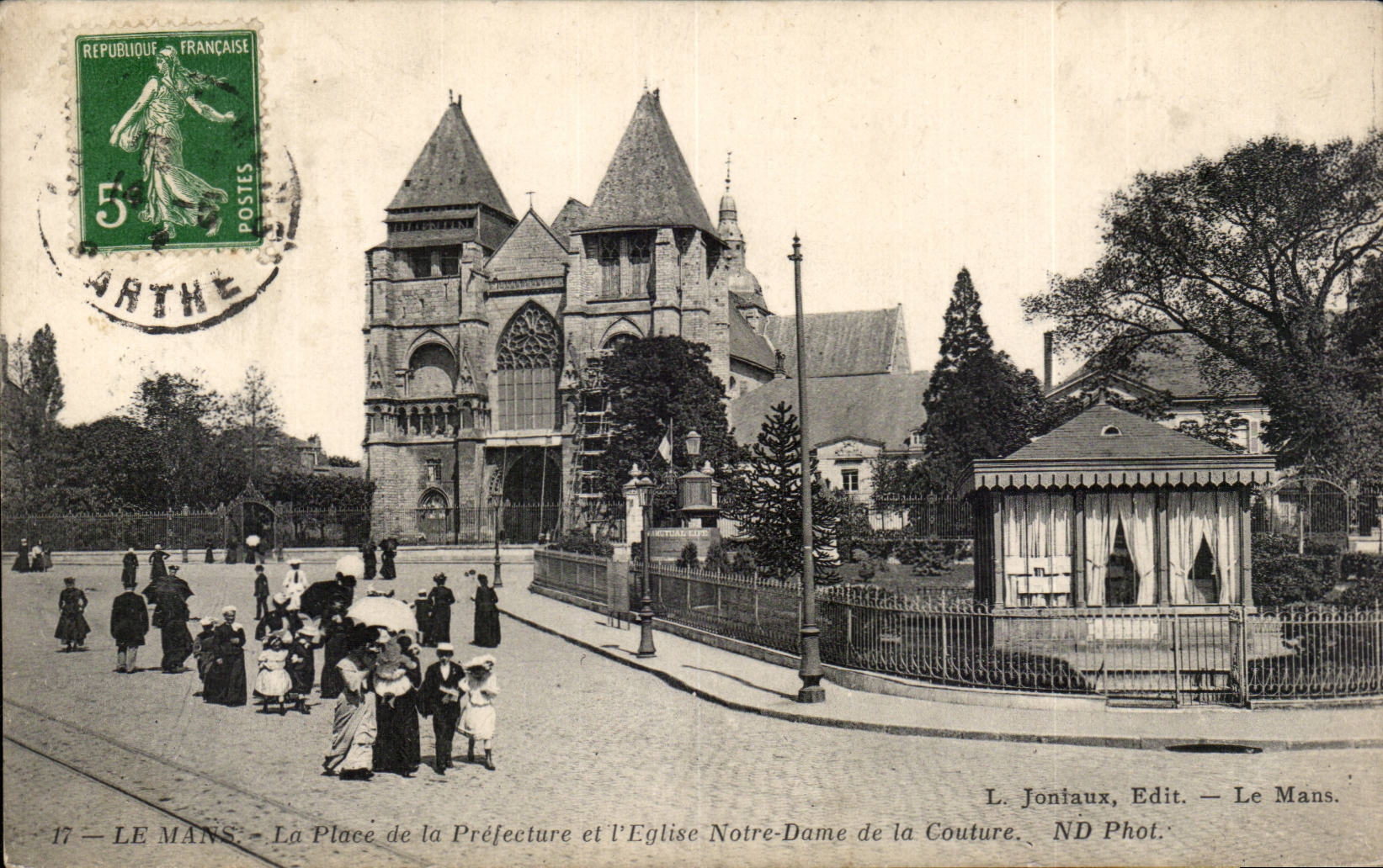 CPA Le Mans Place de la Prefecture et l eglise Notre Dame de la Couture