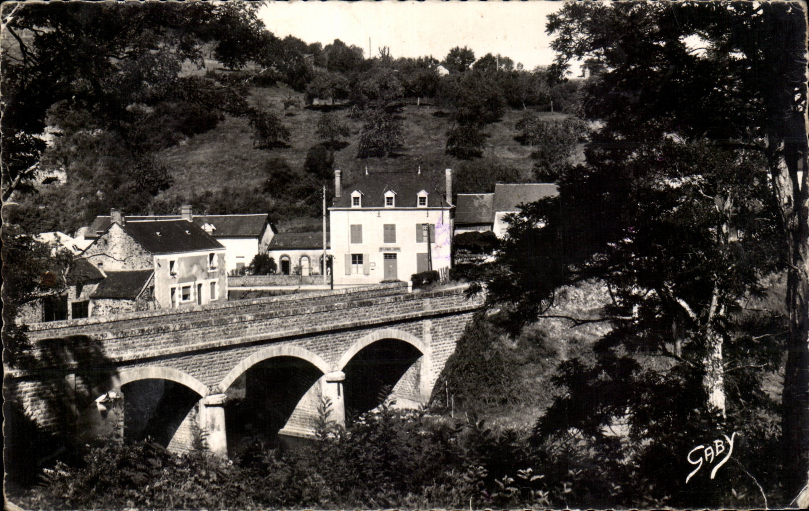 Le Pont sur la Sarthe — vue du pont et des maisons — SABY