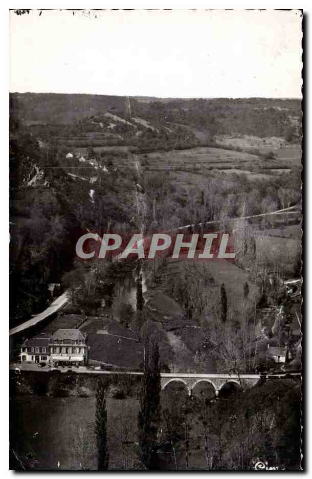 Saint-Léonard-des-Bois (Sarthe) — Vue panoramique prise du Haut-Fourché sur la vallée de la Sarthe, le Pont et le Touring-Hôtel — Photographie Véritable