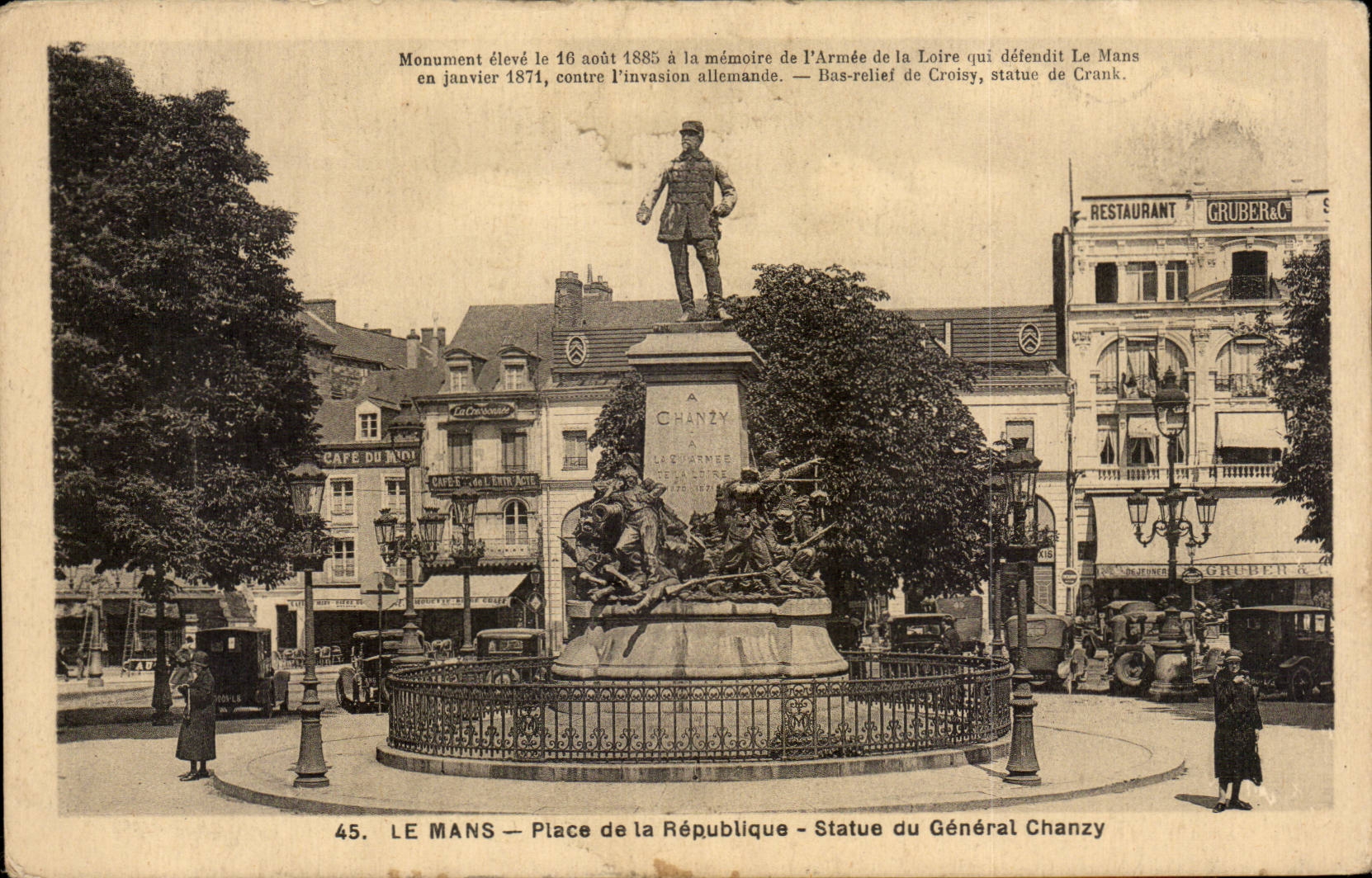 CPA Le Mans Place de la Republique Statue du general Chanzy