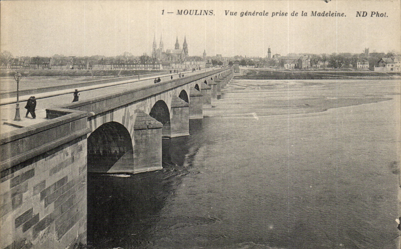 CPA Moulins Vue generale prise de la Madeleine