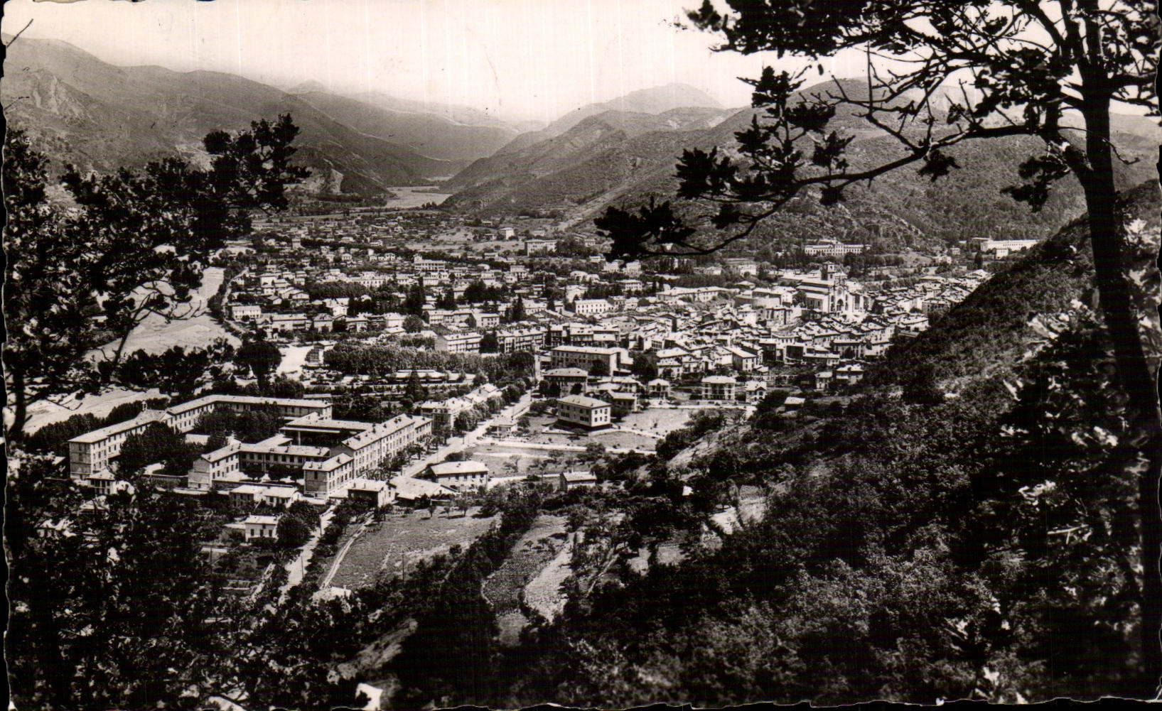 Digne-les-Bains — La Ville et le grand défilé de la Bézone — Editions A.D. La NICE