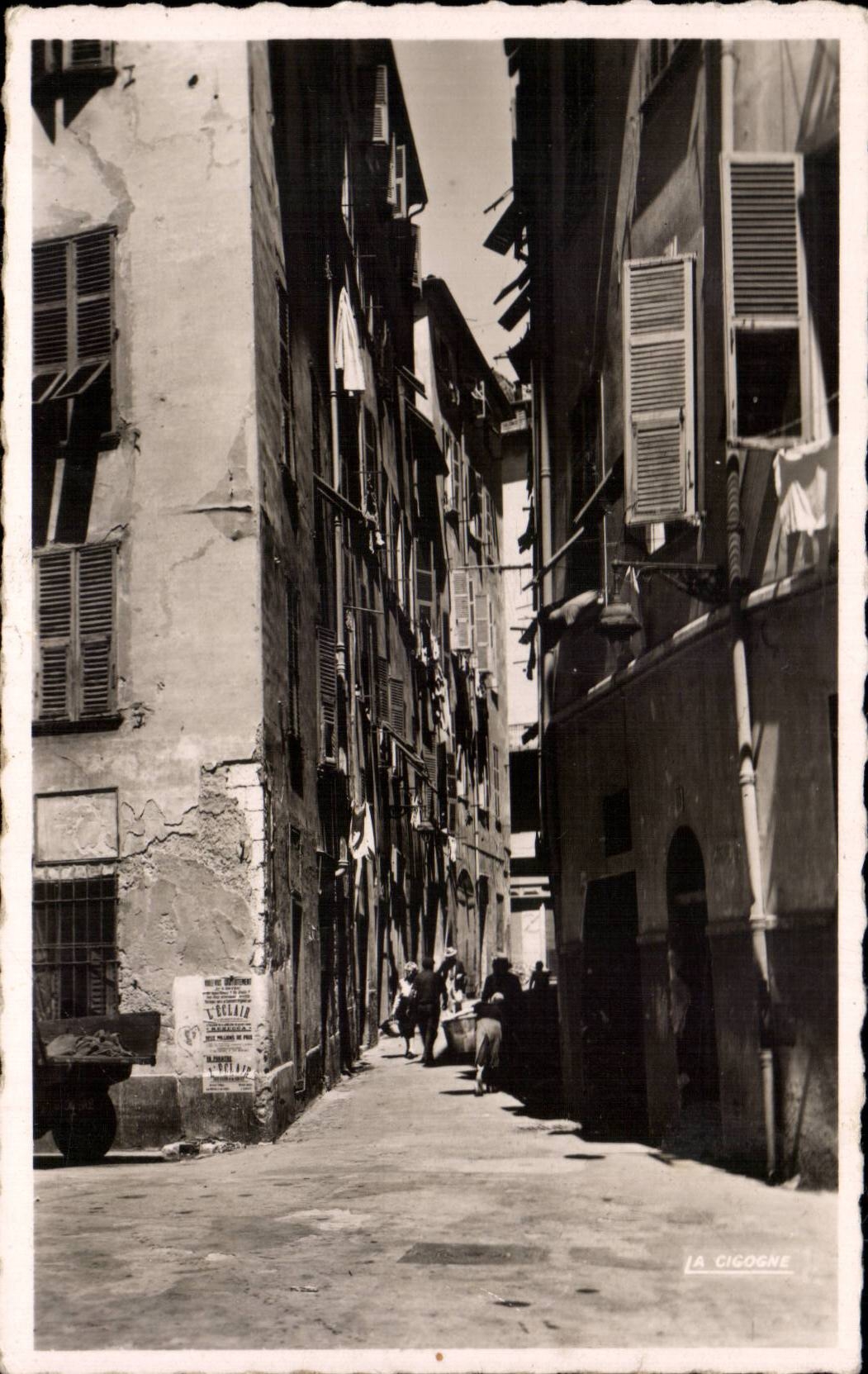 CPA Nice Une rue dans le vieux Nice