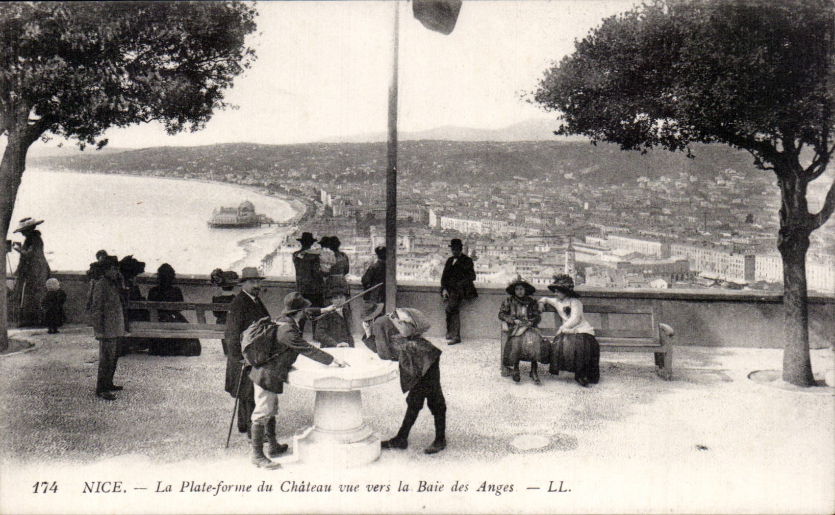 CPA Nice La plateforme du chateau vue vers la baie des anges