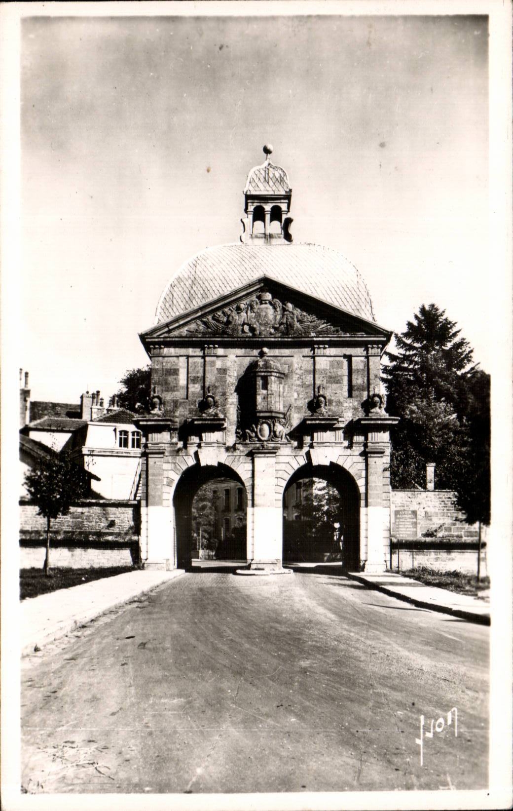 Porte de Lyon — vue de l'entrée monumentale — Lyon, photographe anonyme