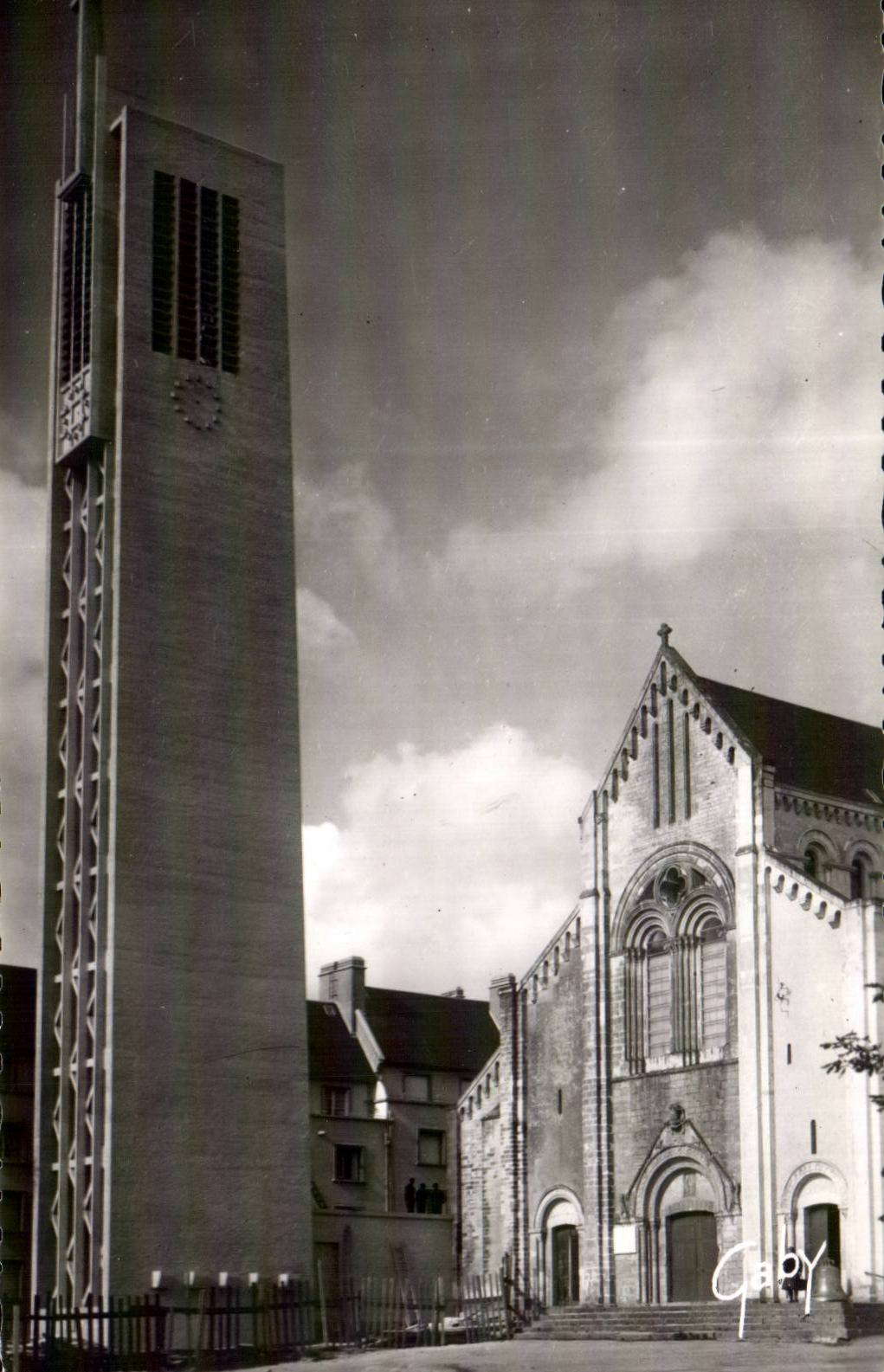 Saint Lo - Clocher et l Eglise Ste Croix - CPA 