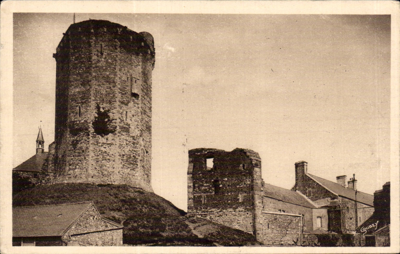 Le Donjon et l'Hôtel du Vieux Château — Bricquebec (Manche) — Éditions A. Veyssière, n°4419