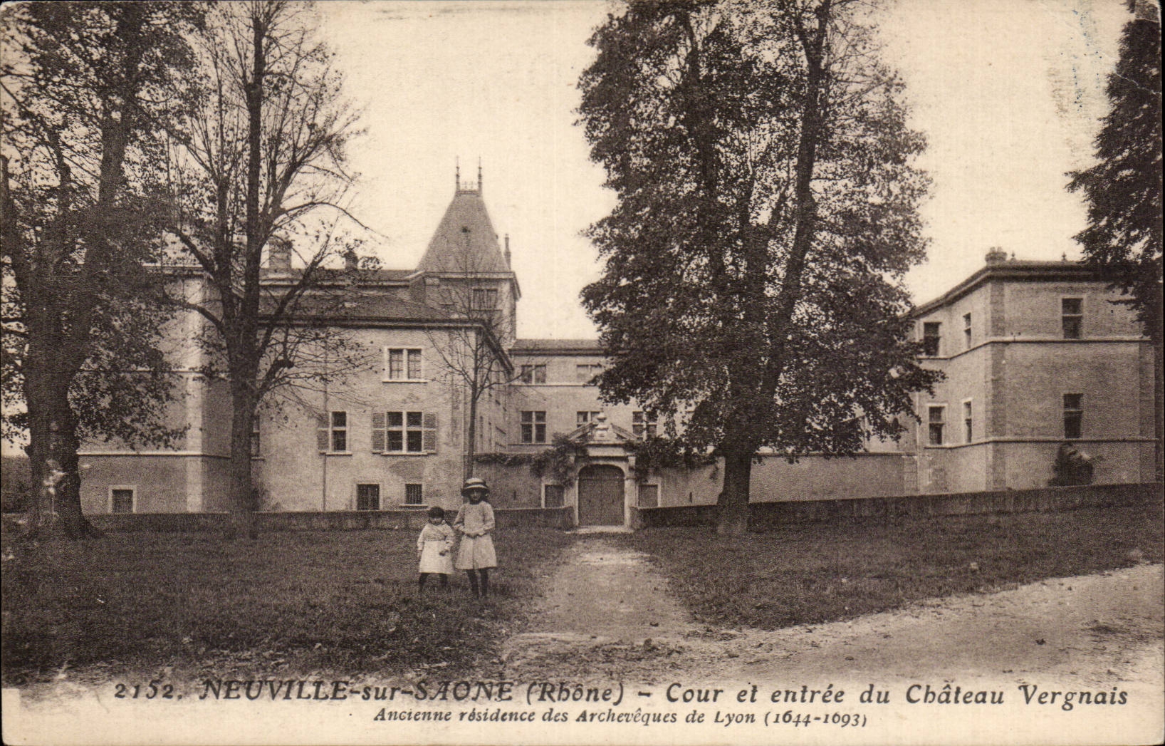 Neuville-sur-Saône (Rhône) — Cour et entrée du Château Vergnais — Ancienne résidence des Archevêques de Lyon (1644-1993)