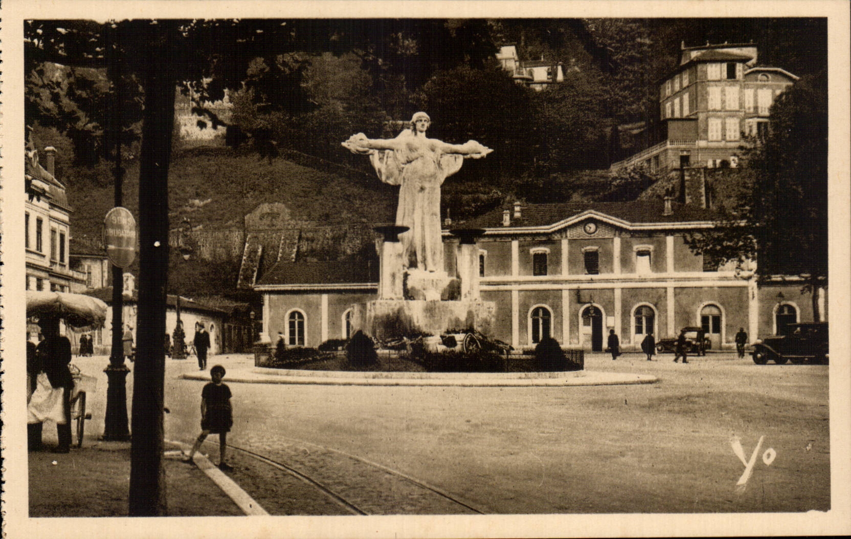 Vienne-sur-Rhône — La Gare et le Monument aux Morts — Grange, sculpteur