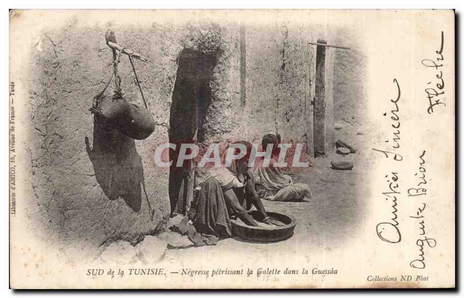 CPA Tunisie Negresse petrissant la galette dans la Guessaa