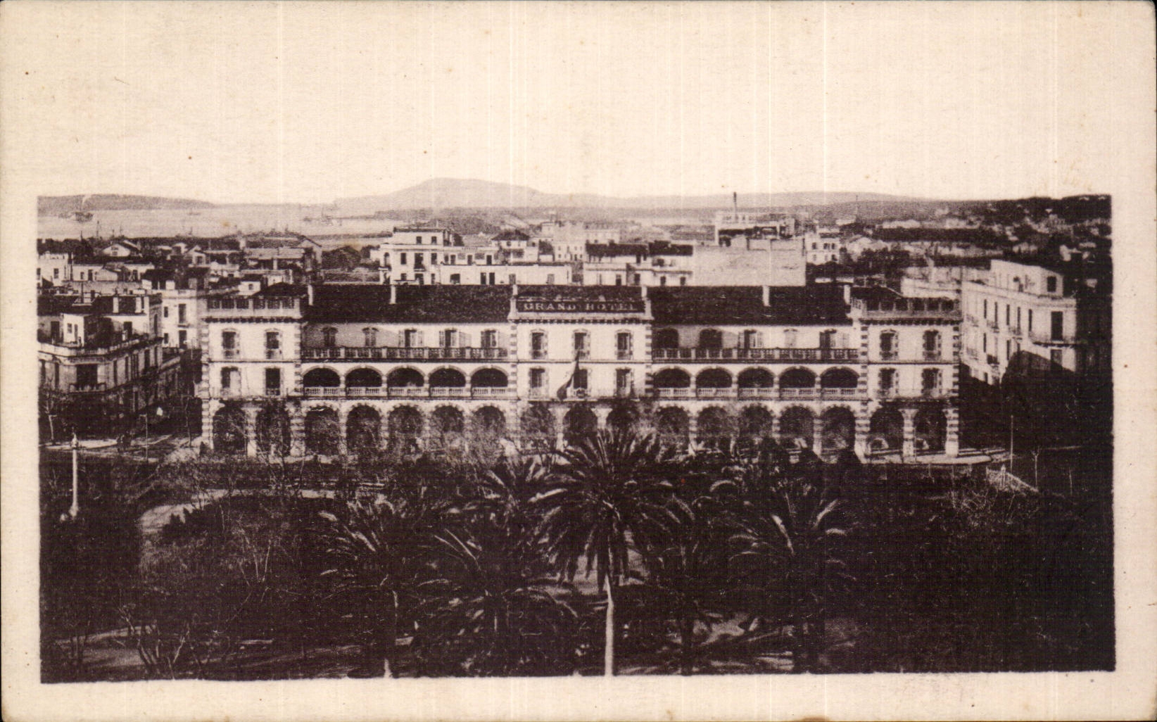 CPA Tunisie Bizerte Le square et le grand hotel