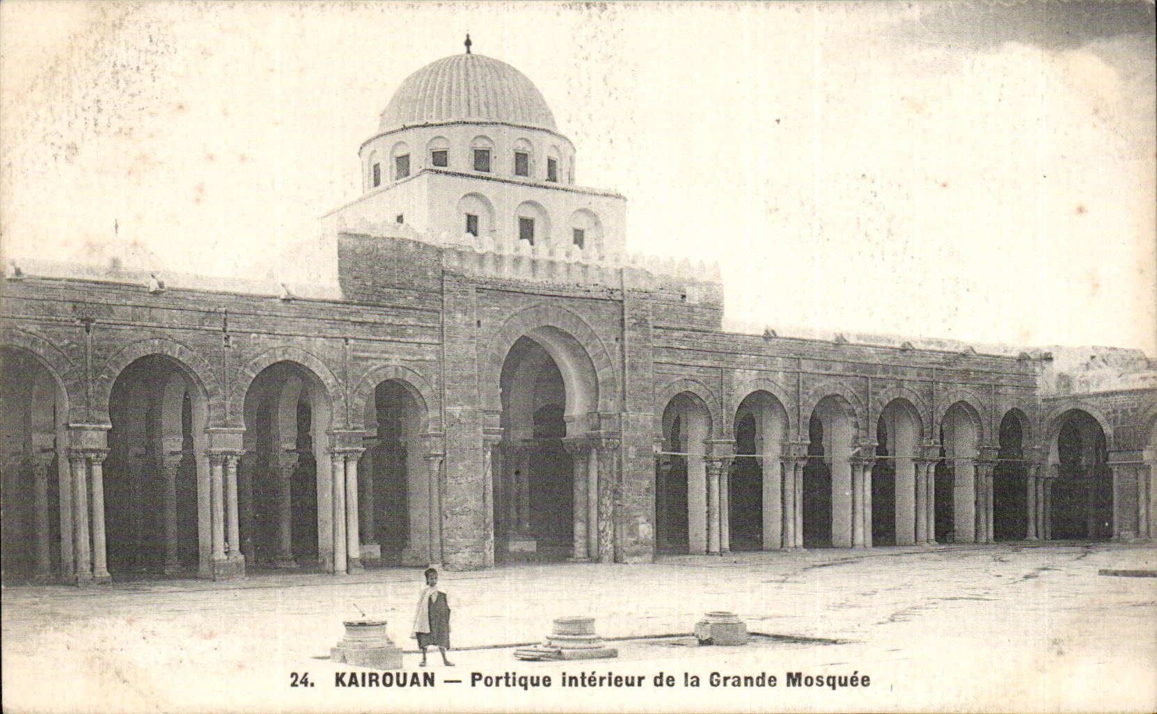 CPA Tunisie Kairouan Portique interieure de la grande mosquee