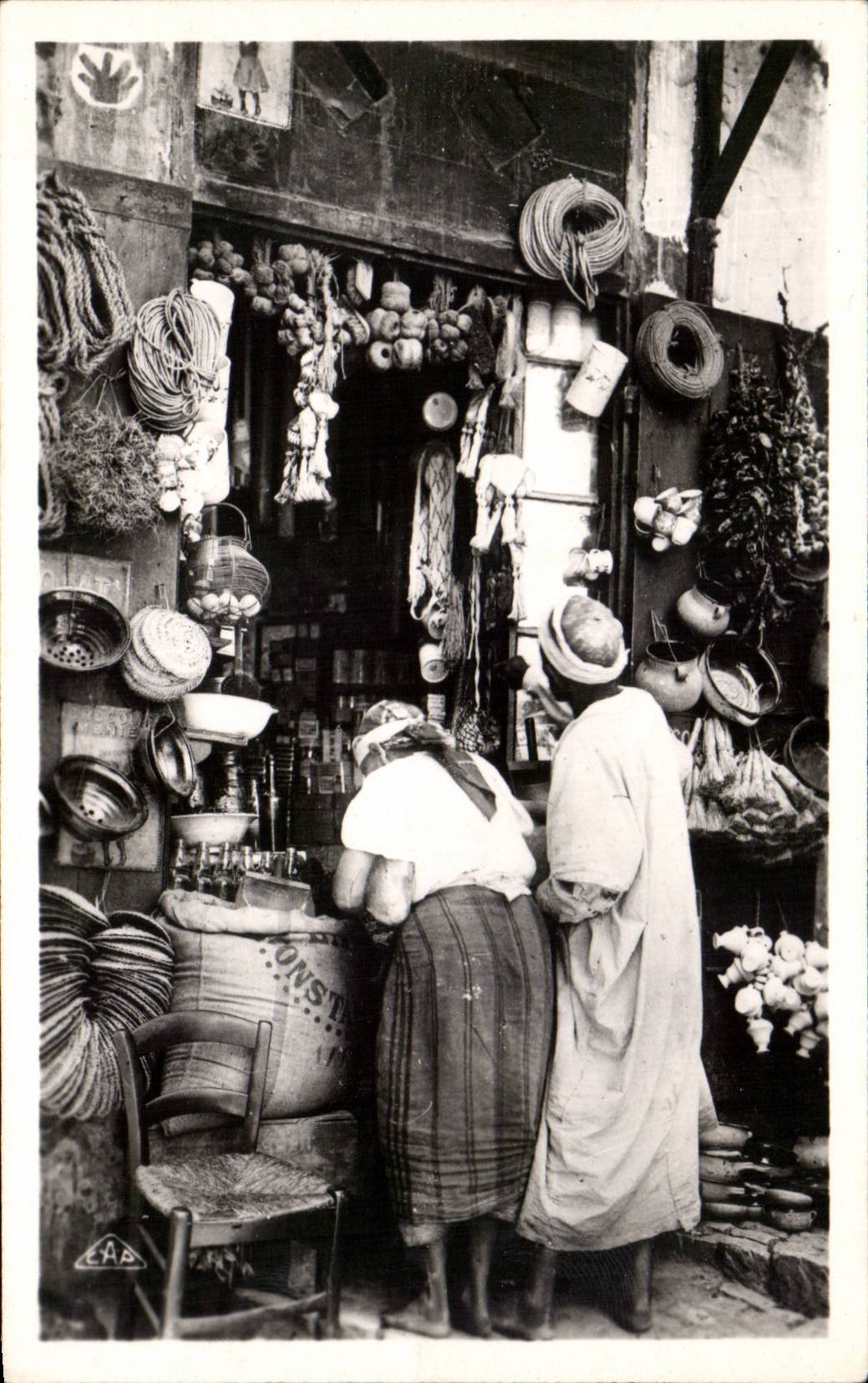 CPA Tunisie Scenes et types Une boutique arabe 