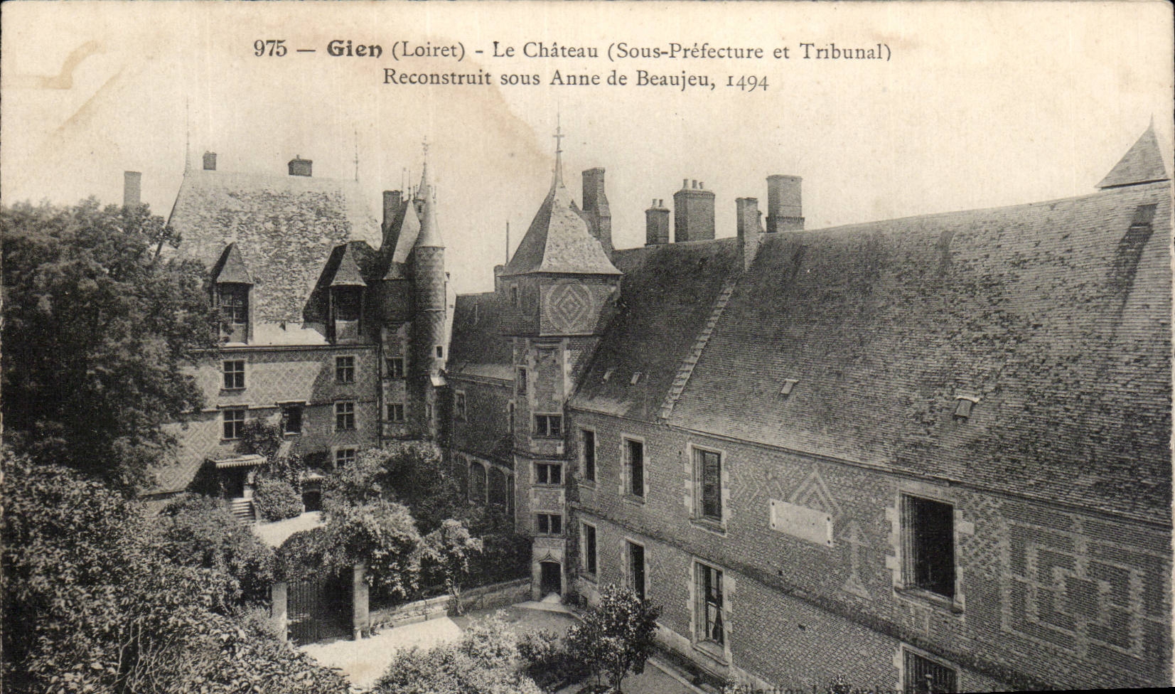CPA Gien Le chateau (sous prefecture et tribunal) Reconstruit sous Anne de Beaujeu 1494