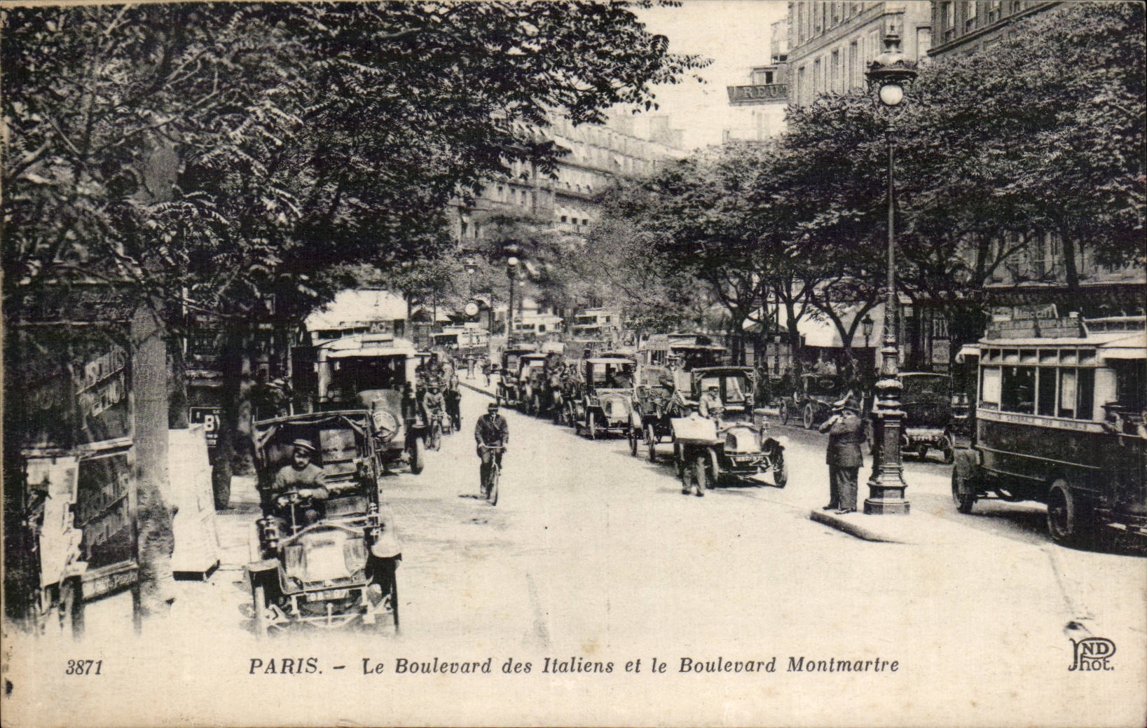 Paris - 9 - Boulevard des Italiens et le Boulevard Montmartre Taxi - CPA 