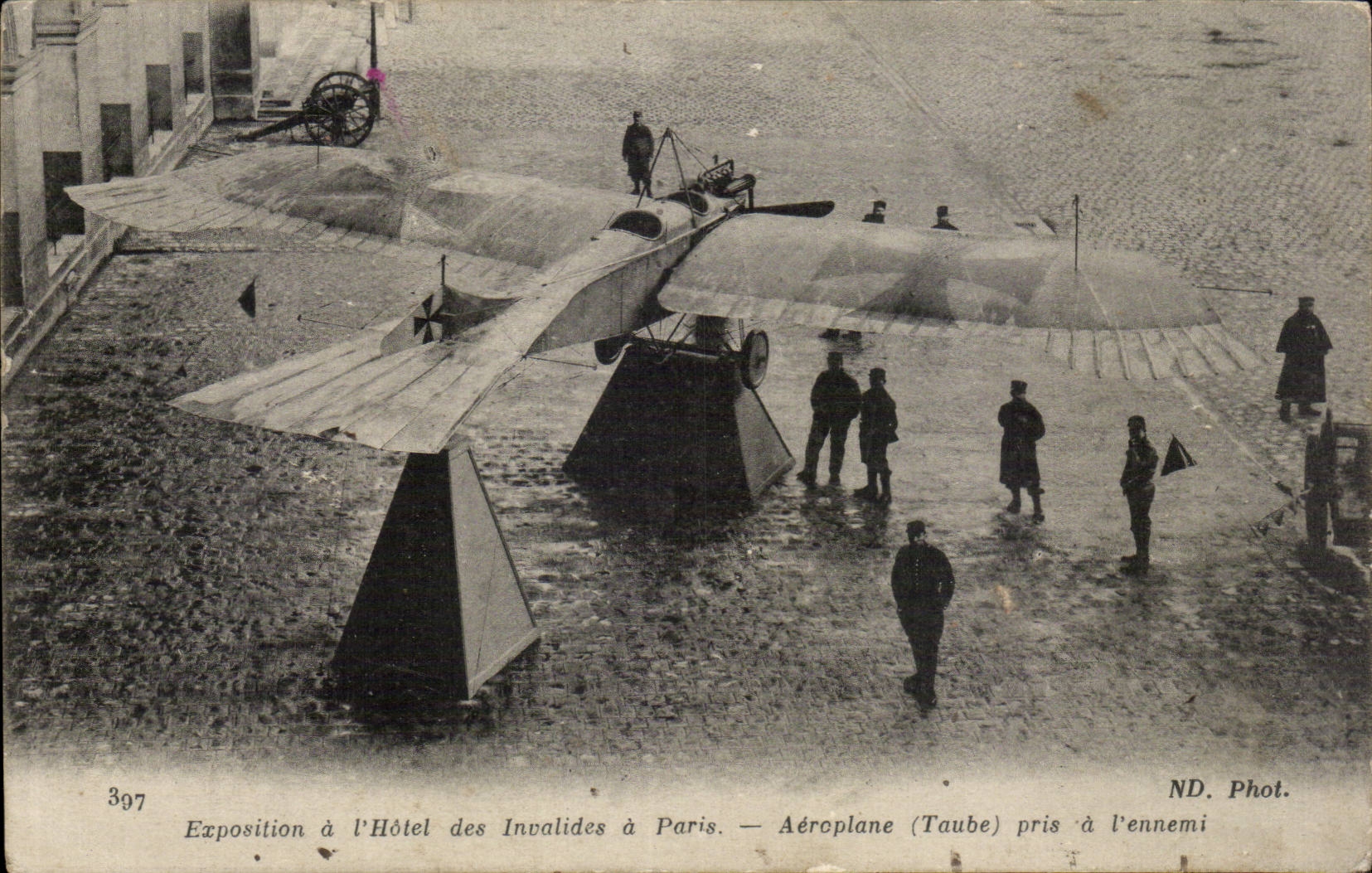 Aéroplane (Taube) pris à l'ennemi — Exposition à l'Hôtel des Invalides à Paris — ND. Phot.