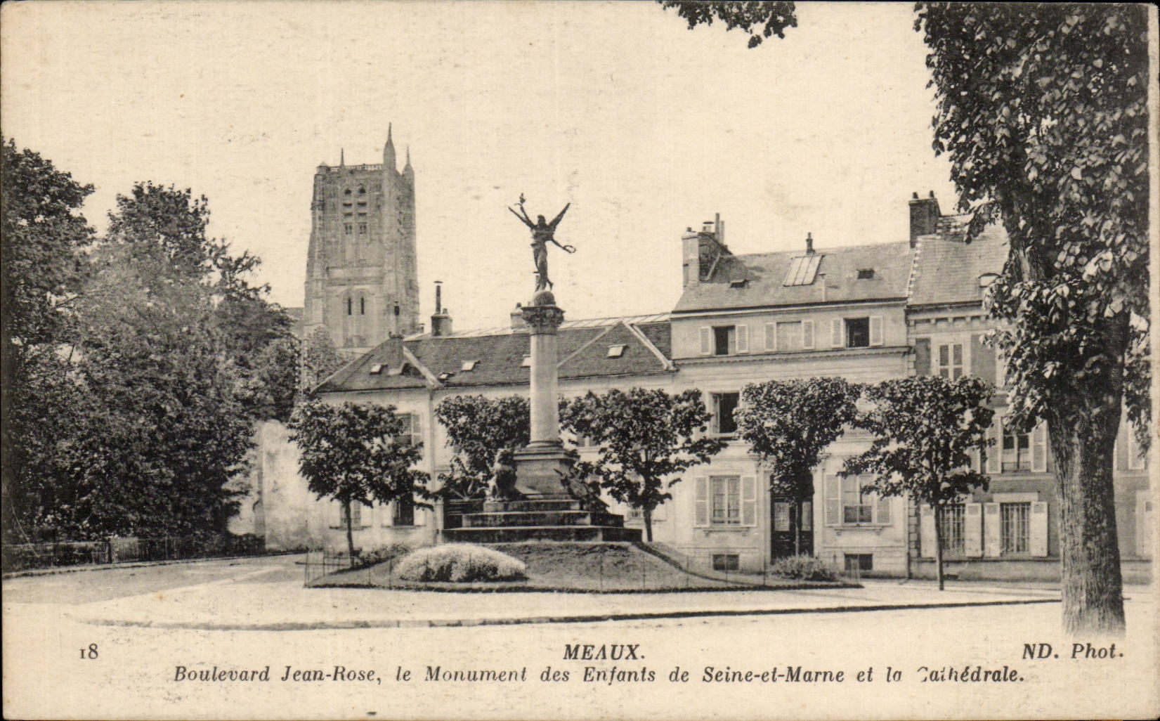 Boulevard Jean-Rose, le Monument des Enfants de Seine-et-Marne et la Cathédrale — Meaux