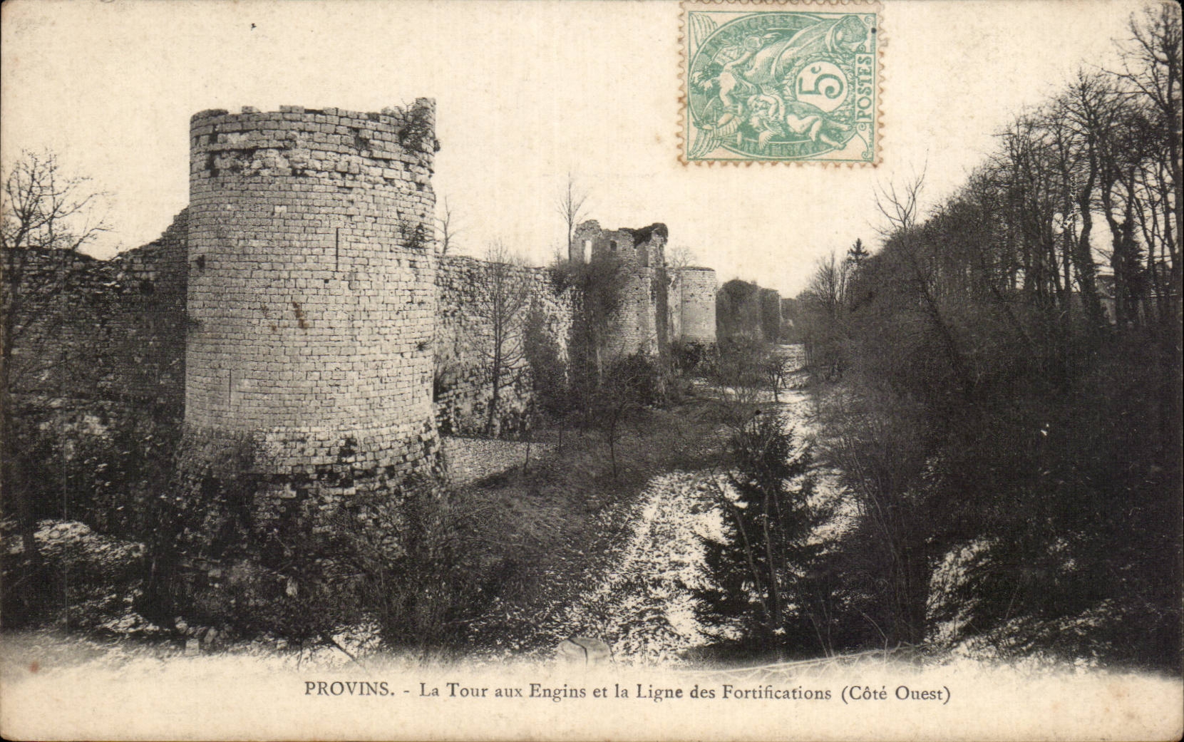 Provins - La Tour aux Engins et la Ligne des Fortifications (Côté Ouest)