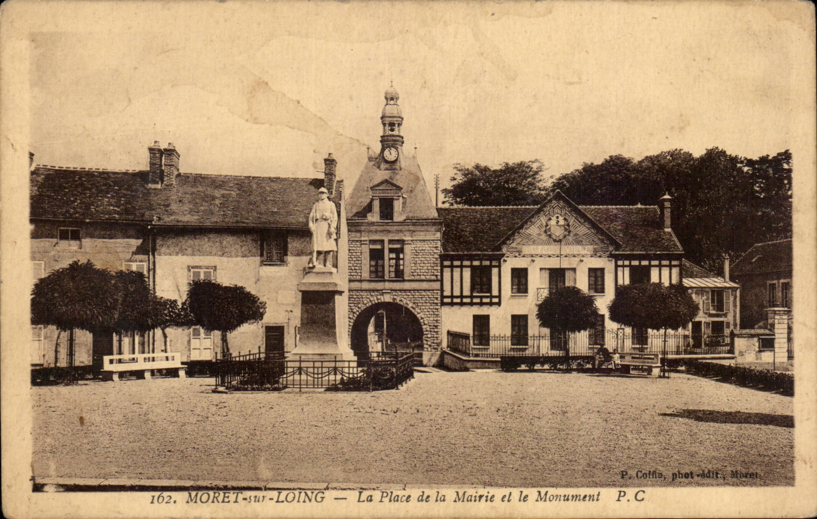 CPA Moret sur Loing La place de la mairie et le monument