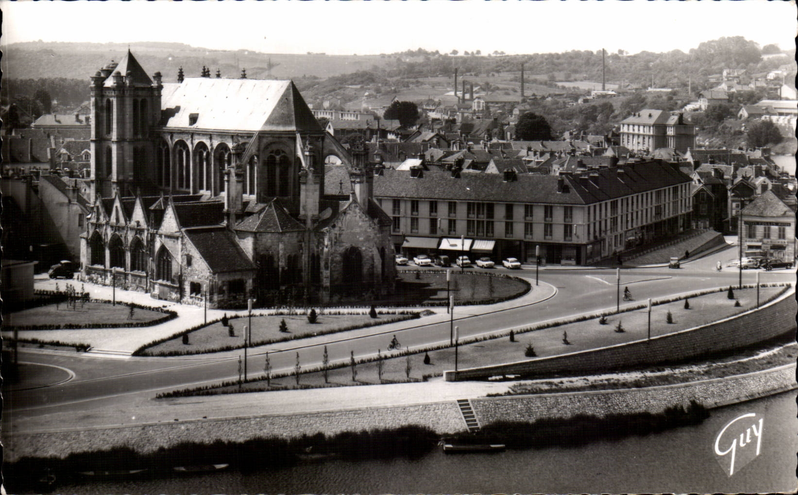 Montereau (Seine-et-Marne) — Perspective sur l'église Notre-Dame et Saint-Loup (XIVe et XVIe siècles) — Ed. d'Art « GUY »