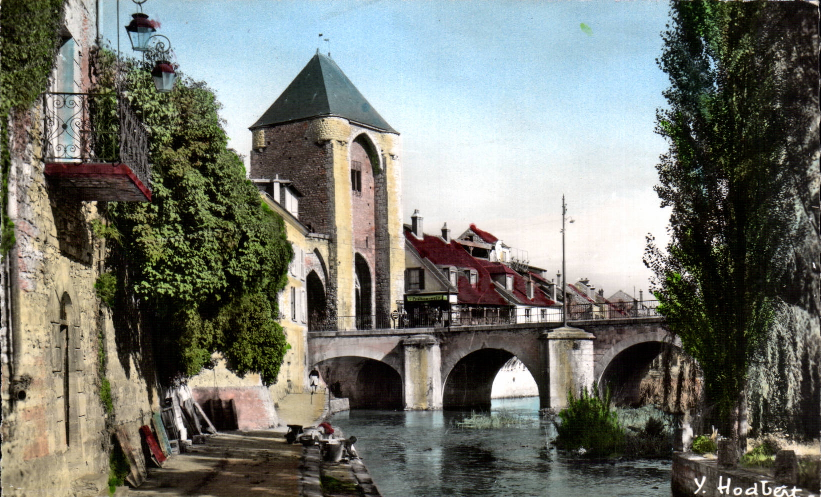 Moret-sur-Loing — Le petit quai sur le Loing, les anciennes fortifications et la porte de Bourgogne — Yves Hodbert