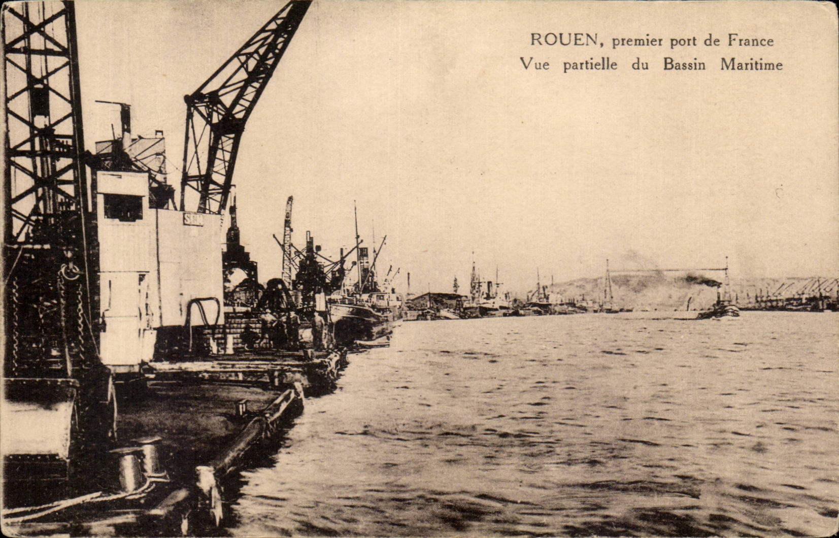 CPA Rouen Premier port de France Vue partielle du bassin maritime