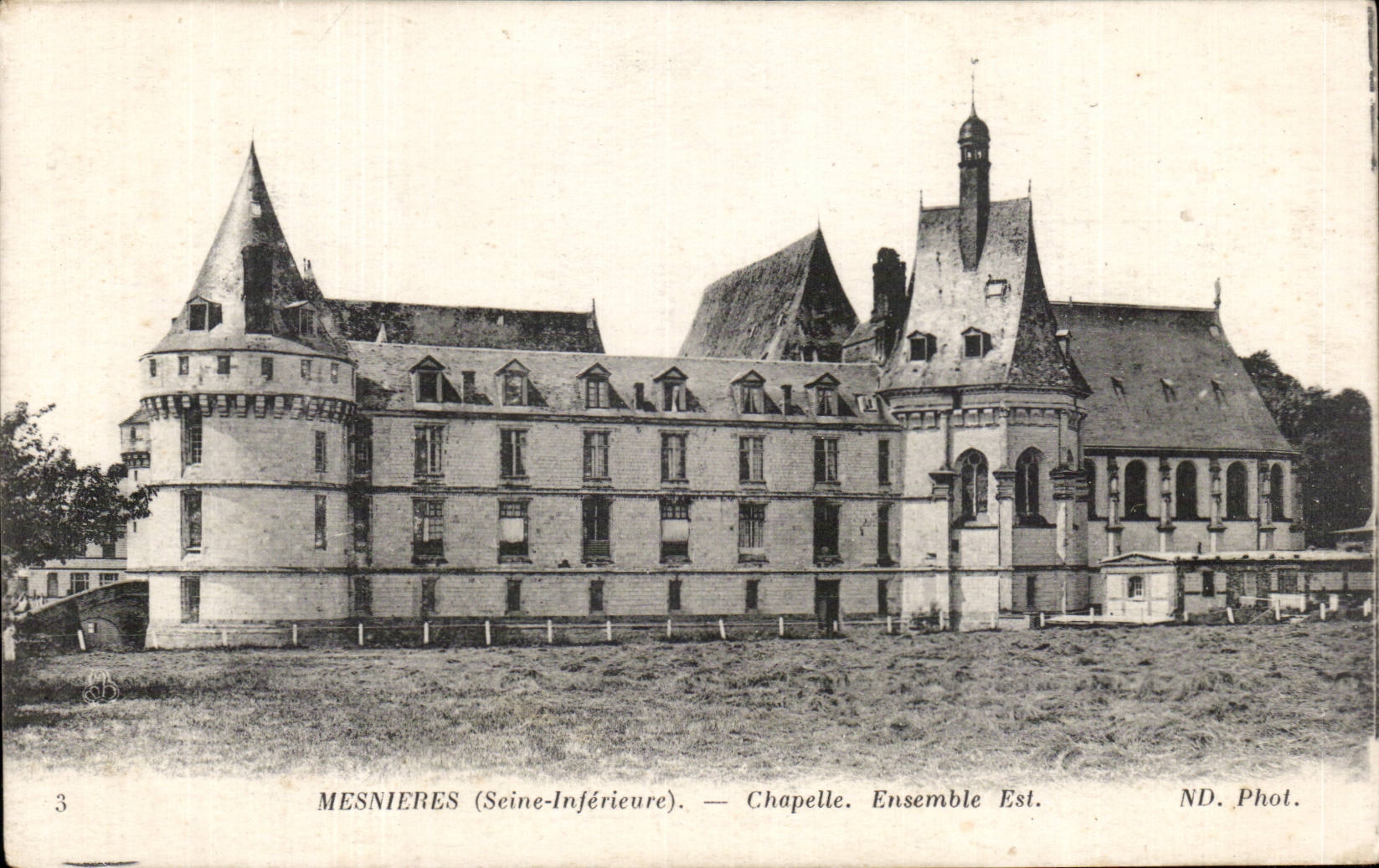 CPA Mesnieres Le chateau Chapelle Ensemble Est 