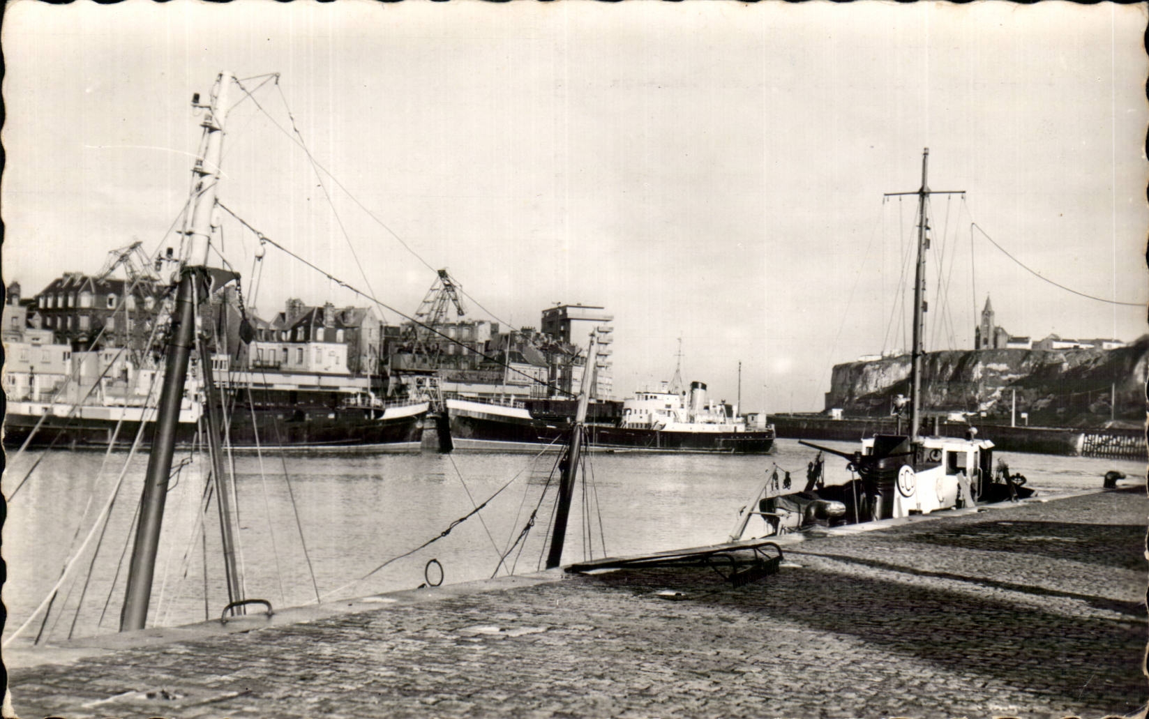 CPSM Dieppe Avant port vu du quai du Carenage