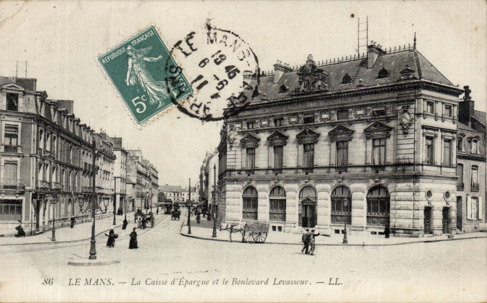 CPA Le Mans La caisse d Epargne et le boulevard Levasseur
