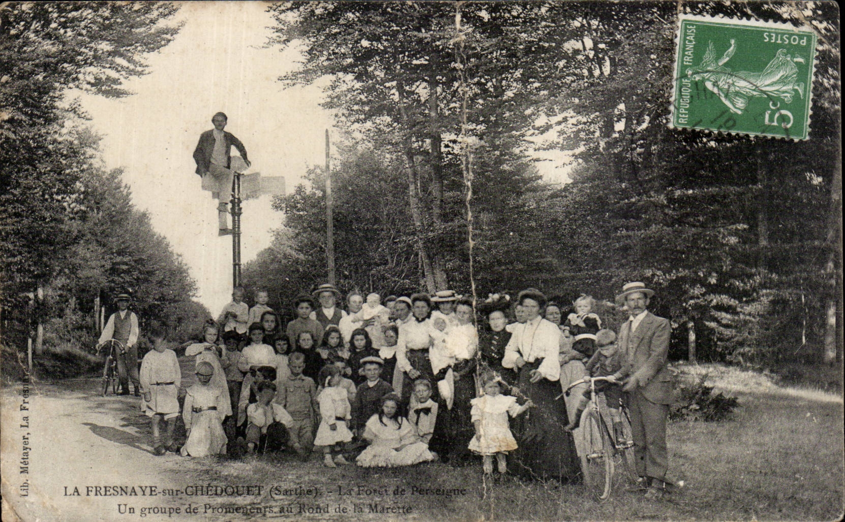 CPA La Fresnaye sur Chedouet La foret de Perseigne Un groupe de promenade au rond de la Marette VElo
