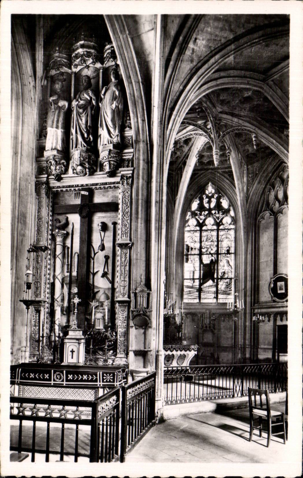 CPA La Ferte Bernard Interieur de l eglise ND des Marais Pourtour du choeur