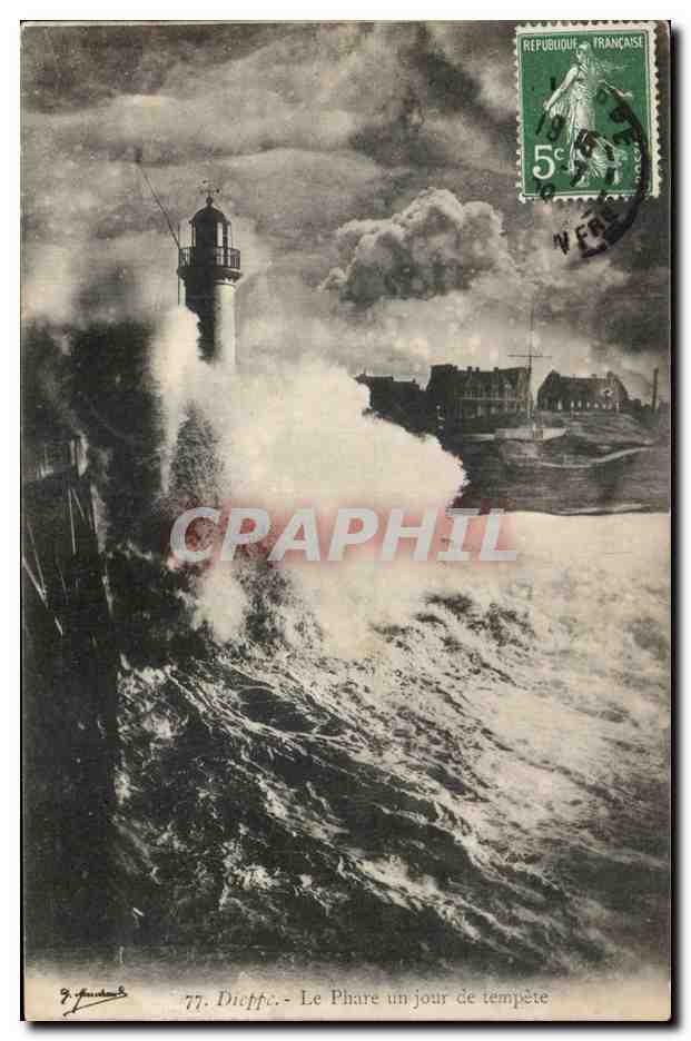 CPA Dieppe Le phare un jour de tempete Lighthouse
