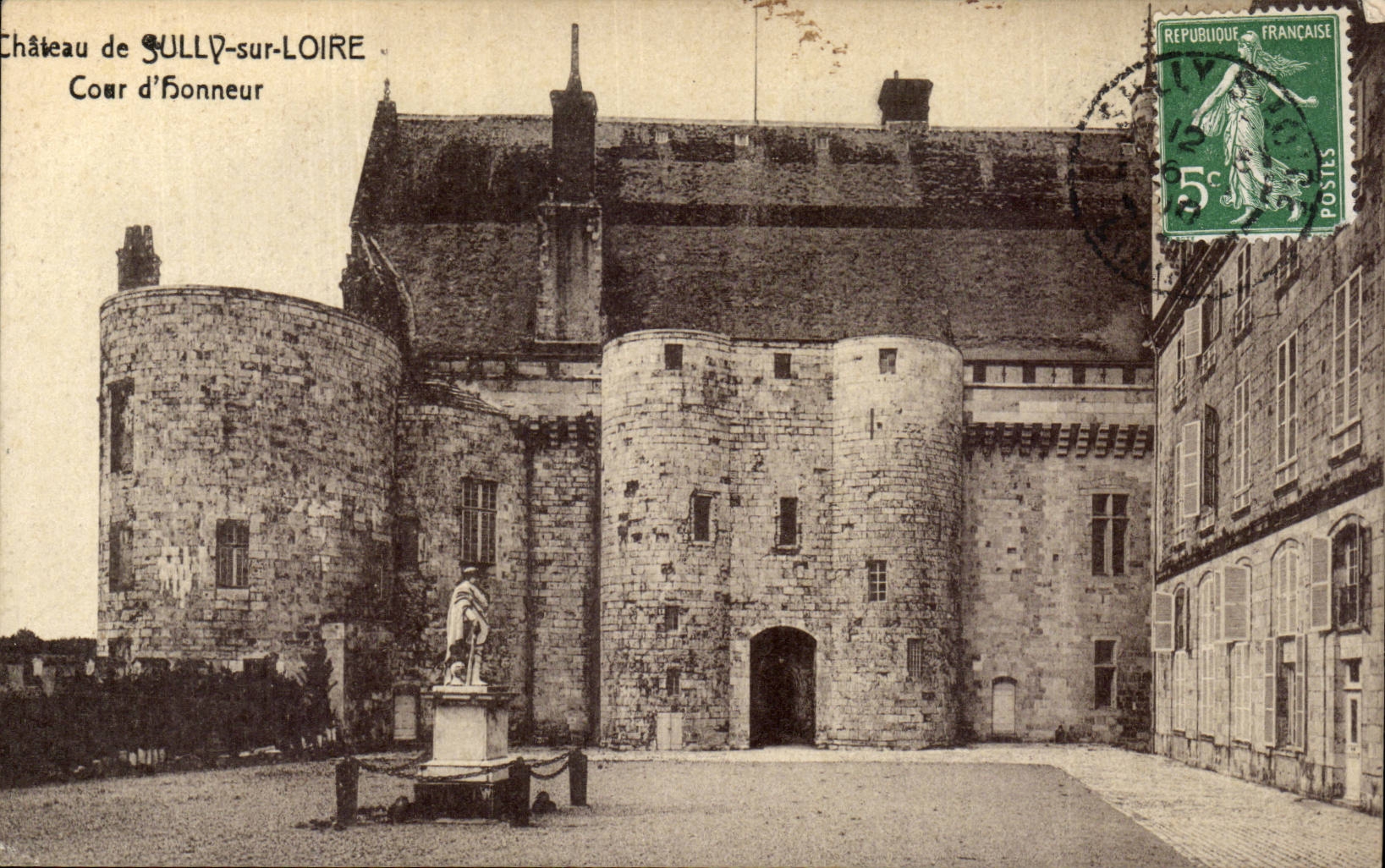 Chateau de Sully sur Loire - Cour d honneur - CPA 
