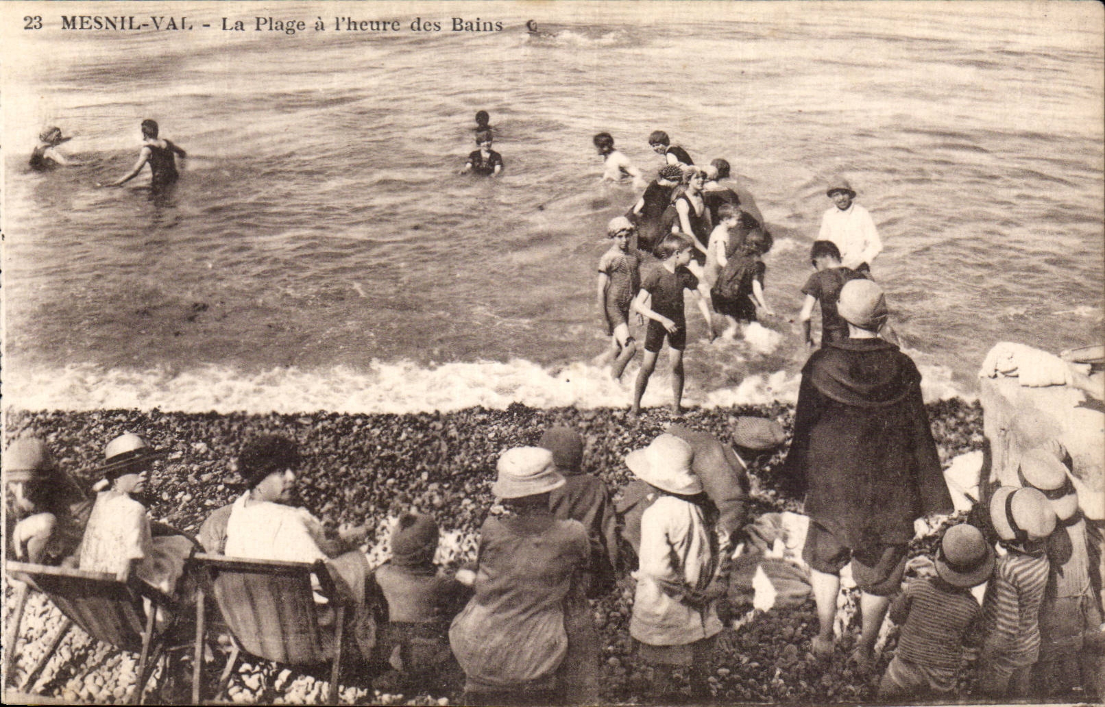 Mesnil Val - La Plage a l heure du bain - CPA 