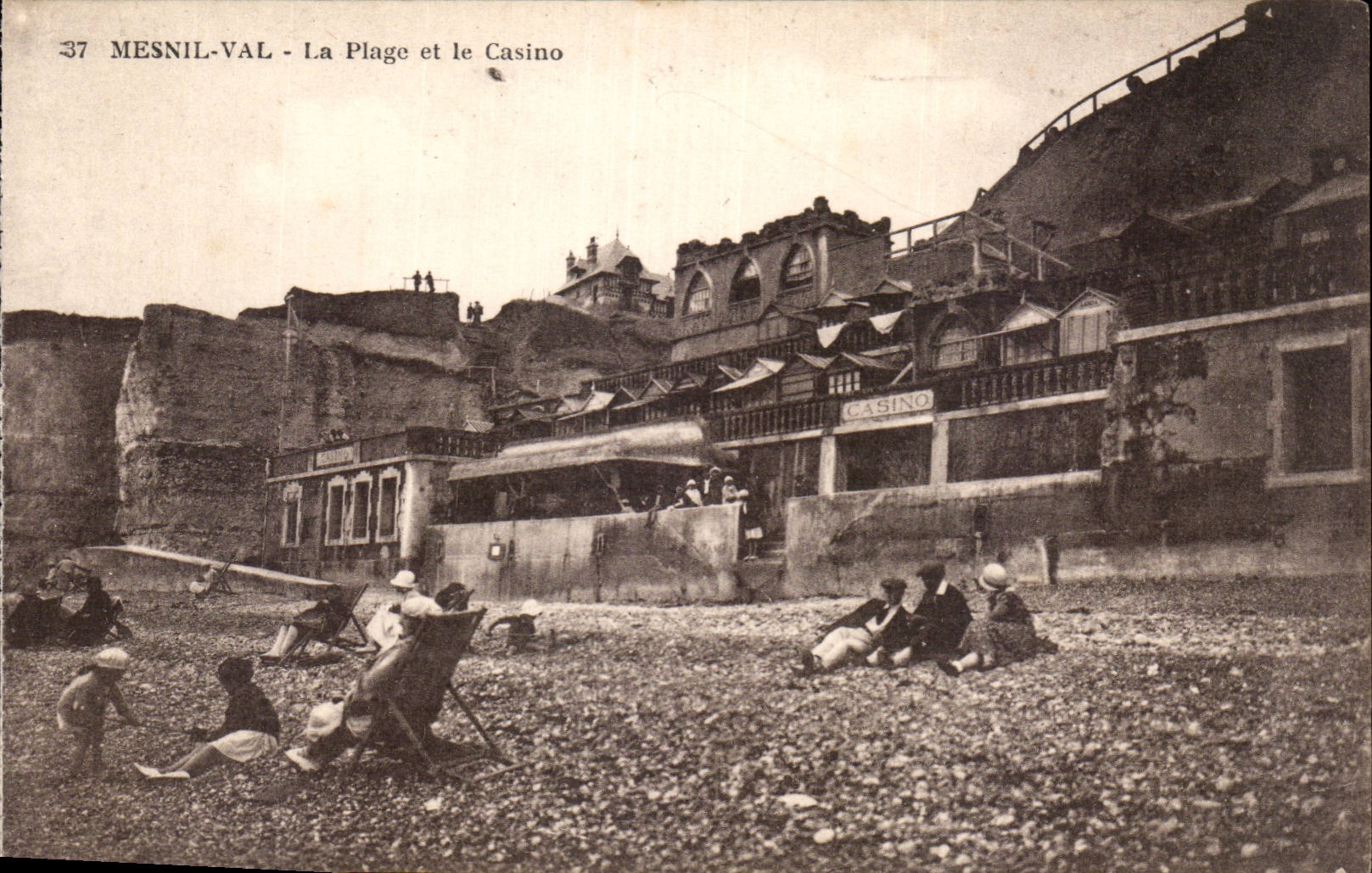 Mesnil Val - La Plage et le Casino - CPA 