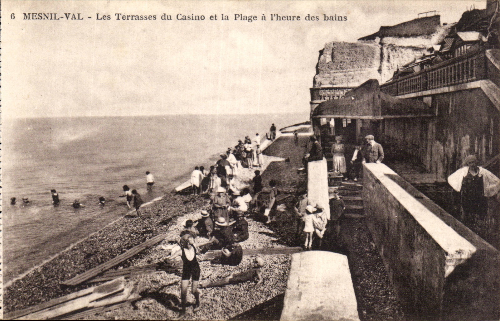 Mesnil Val - Les Terrasses du Casino et la Plage a l heure du bain - CPA 