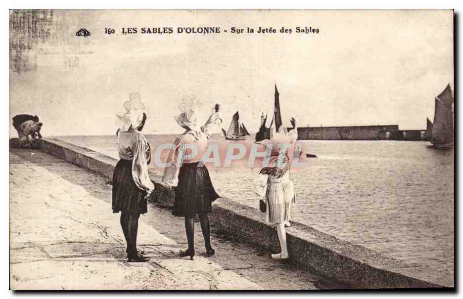 Sables d Olonne - Sablaise - Sur la Jetee des Sables - CPA