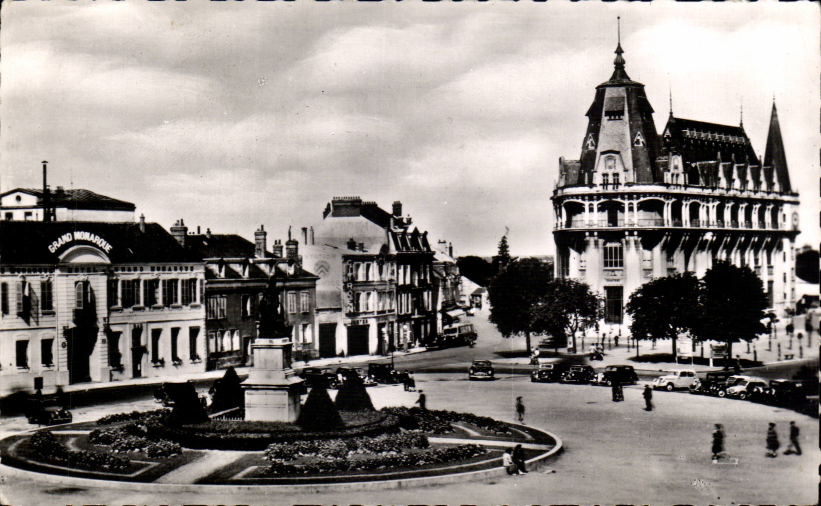Chartres - La Place des Epars et la Poste - CPA